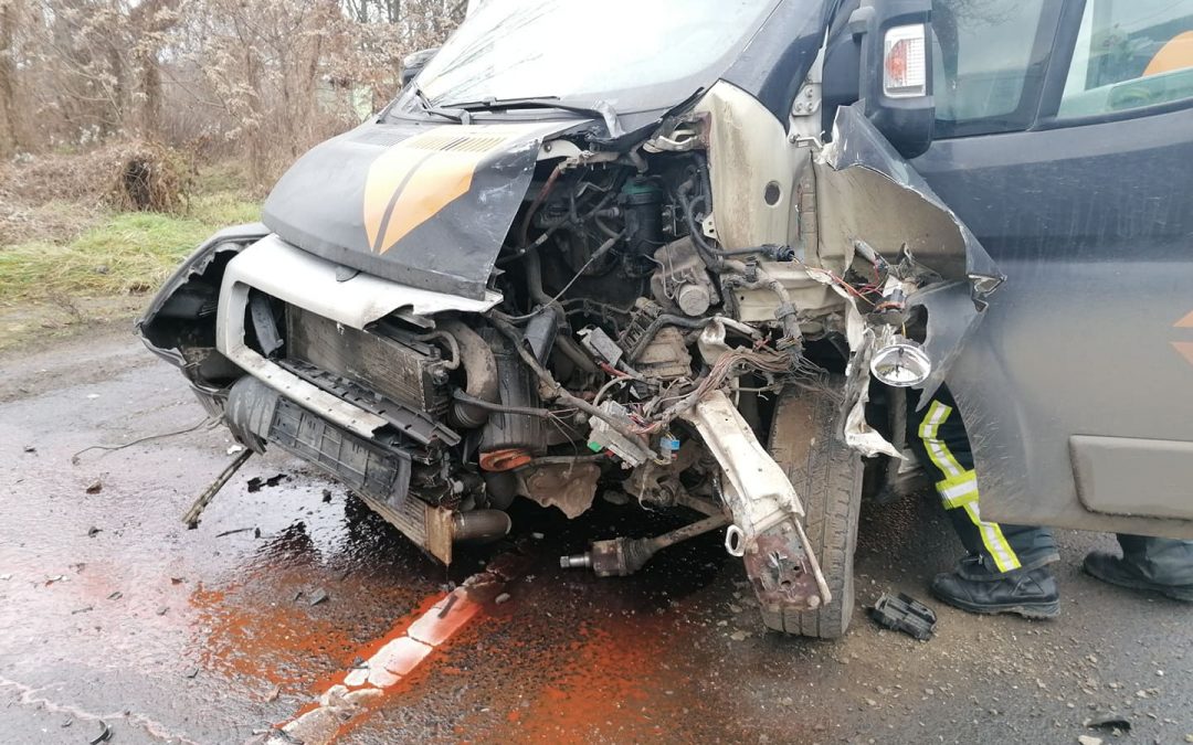 Két kistehergépjármű érintőlegesen ütközött a 31-esen