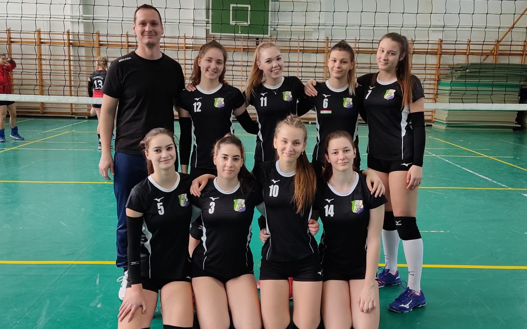 A sülysápi U17-es röplabdás lányok Tatabányán játszottak két meccset a hétvégén