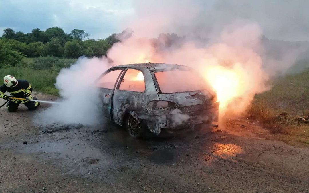 Kiégett egy autó a 31-es úton Nagyoszlárnál – képek és videó!