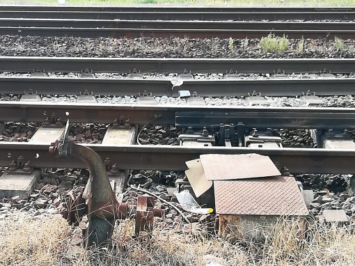 Eltört a sín a sülysápi vasútállomáson (Forrás: Facebook.com))