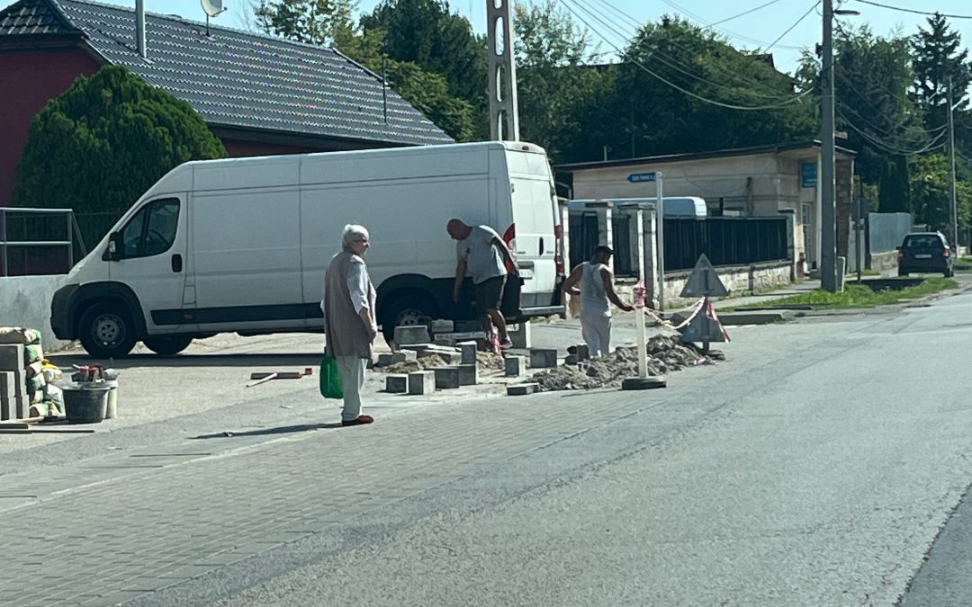 A Vasút utcában a vízelvezető rendszer javítása miatt a padka bontásával járó munkálatokat végeznek